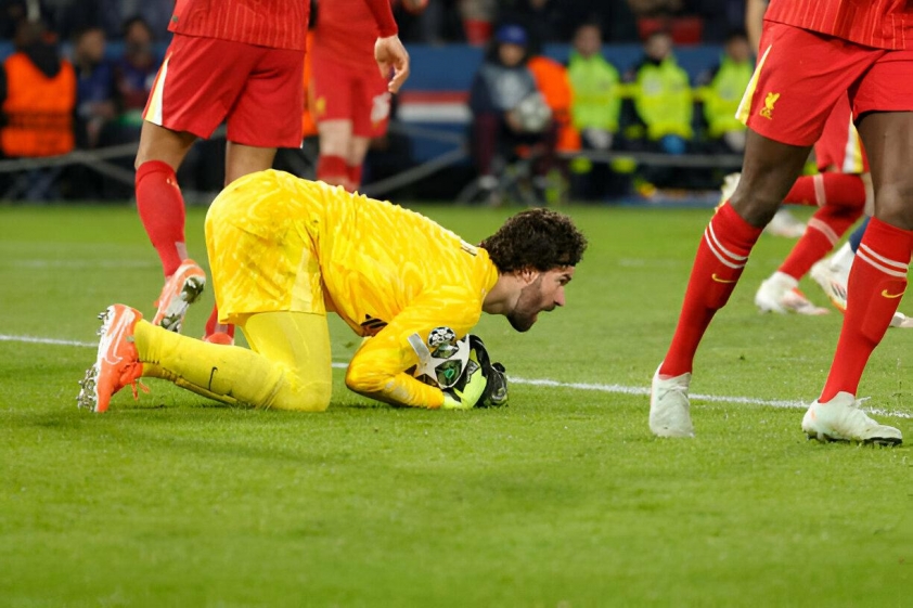 Alisson Becker co mot tran dau tuyet voi de bao ve khung thanh Liverpool