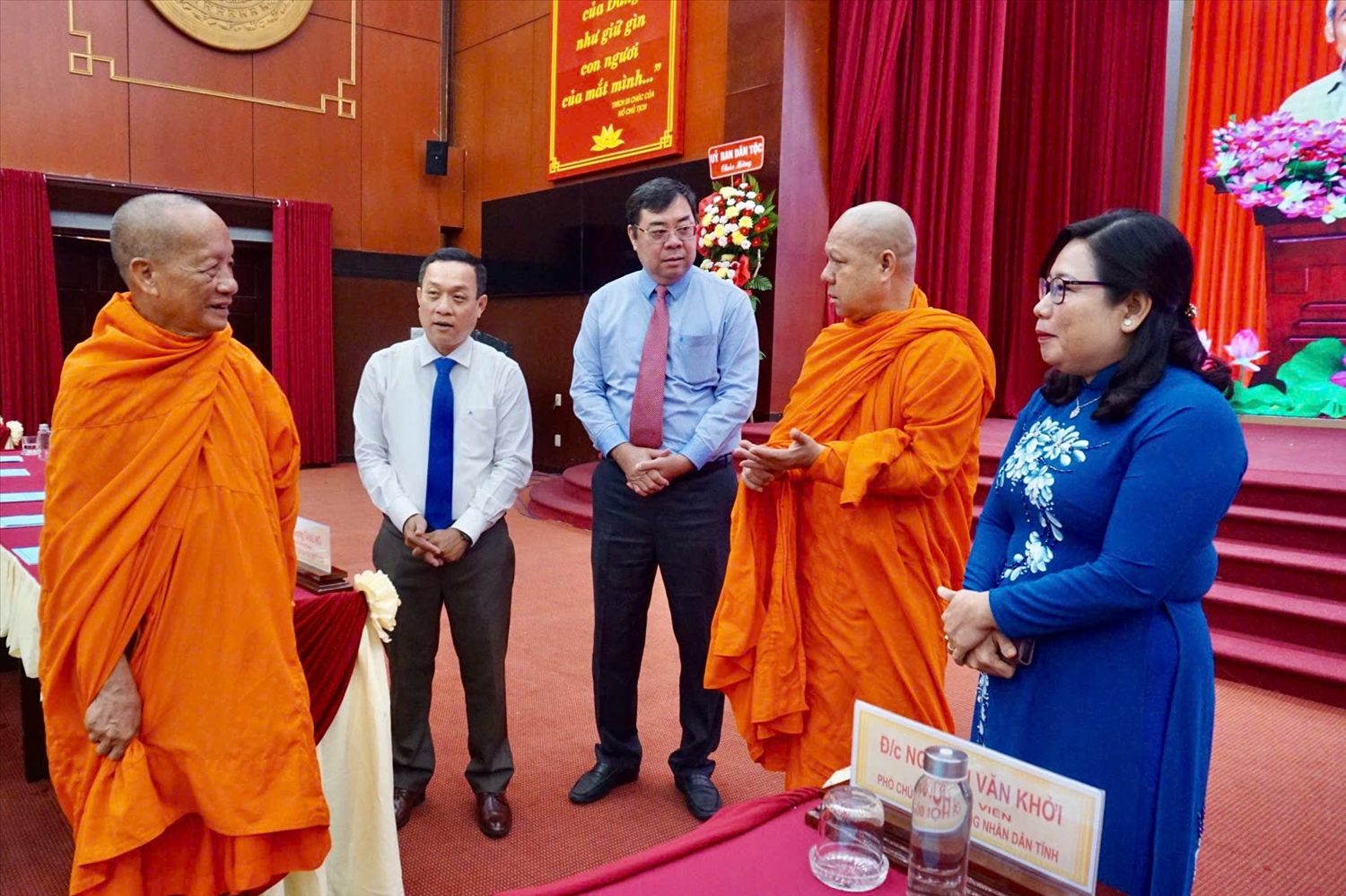 Sóc Trăng tổ chức nhiều hoạt động ý nghĩa mừng Tết Chôl Chnăm Thmây 2025 4 Bà Hồ Thị Cẩm Đào, Phó Bí thư Tỉnh uỷ, Chủ tịch HĐND lắng nghe các vị chức tôn giáo chia sẻ về công tác dân tộc , tôn giáo bên lề Hộị nghị Tuyên dương Người có uy tín năm 2024. (Ảnh Báo Dân Tộc)