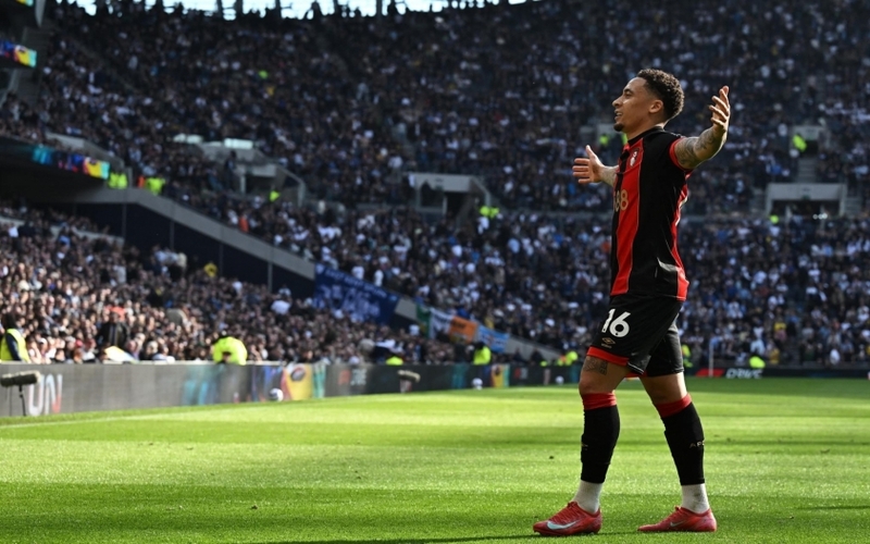 Bournemouth gây bất ngờ khi vươn lên dẫn trước Tottenham