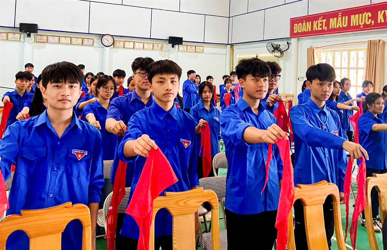 Thị trấn Bát Xát: Kết nạp 70 đoàn viên mới nhân dịp kỷ niệm 94 năm thành lập Đoàn TNCS Hồ Chí Minh 6 Các em học sinh làm lễ trưởng thành Đội. (Ảnh Truyền Hình Bát Xát)