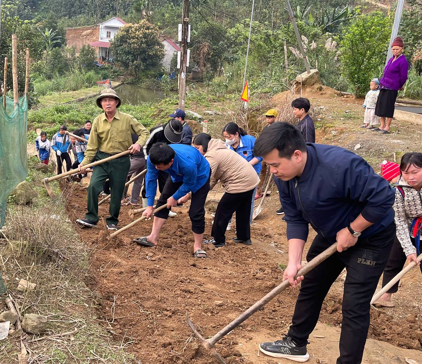 Phong trào Cùng nhau về thôn tại Sài 2, xã Lương Sơn: Hành động thiết thực vì cộng đồng 4 Cải tạo tuyến đường ngõ xóm. (Ảnh Truyền Hình Bảo Yên)