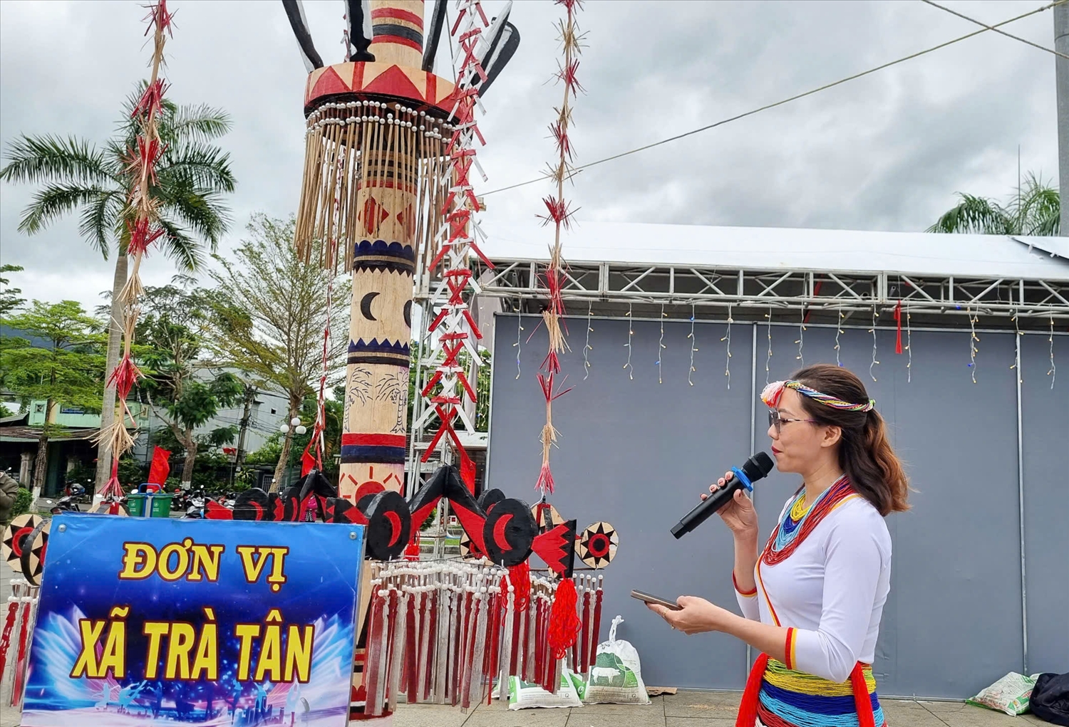 Nghệ thuật trang trí cây nêu của người Co – Di sản văn hóa độc đáo 2 Cô gái Co giới thiệu về cây nêu truyền thống của dân tộc mình. (Ảnh Báo Dân Tộc)