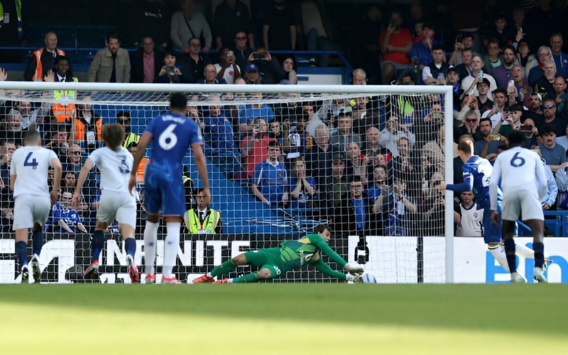 Cole Palmer sút hỏng quả penalty đầu tiên trong sự nghiệp.