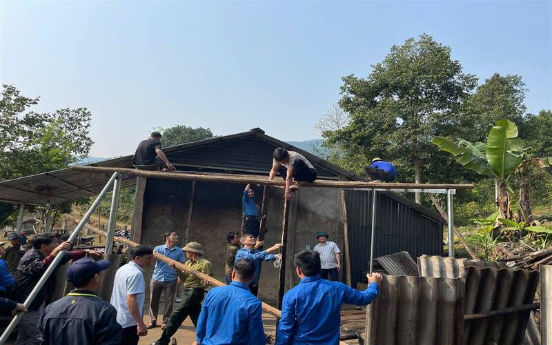 Phong trào Cùng nhau về thôn tại Sài 2, xã Lương Sơn: Hành động thiết thực vì cộng đồng 5 Cùng nhau dựng lại căn bếp cho gia đình anh Văn. (Ảnh Truyền Hình Bảo Yên)