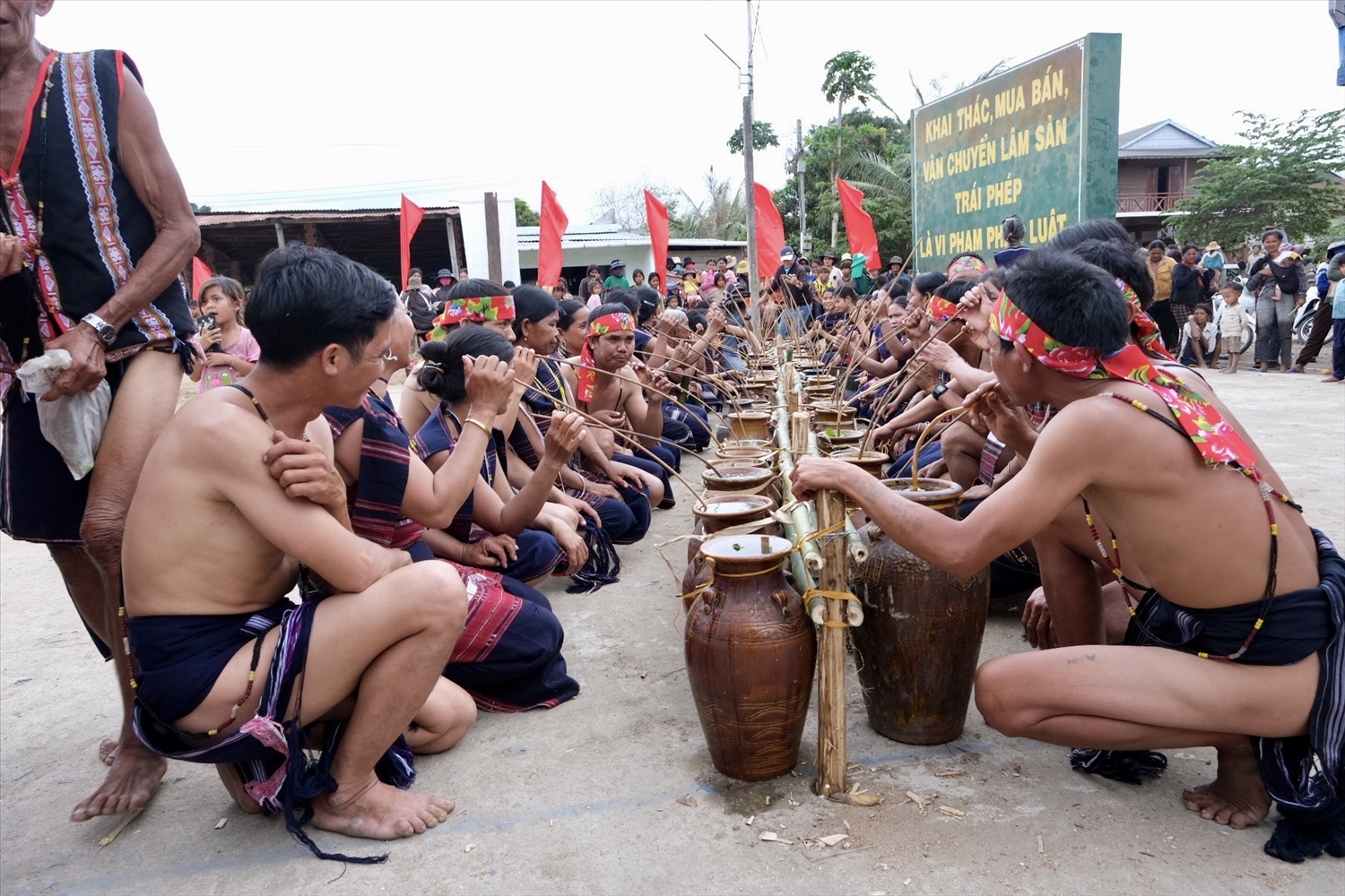 Dân làng gắn kết, cùng nhau thưởng thức rượu ghè vui Lễ Sơmă Kơcham với niềm tin về một năm mới bình an, sung túc, thóc lúa đầy kho. (Ảnh Báo Dân Tộc)