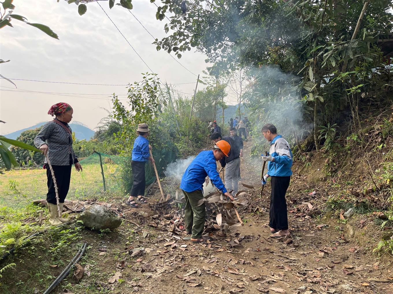 Phong trào Cùng nhau về thôn tại Sài 2, xã Lương Sơn: Hành động thiết thực vì cộng đồng 6 Dọn dẹp vệ sinh môi trường nông thôn. (Ảnh Truyền Hình Bảo Yên)