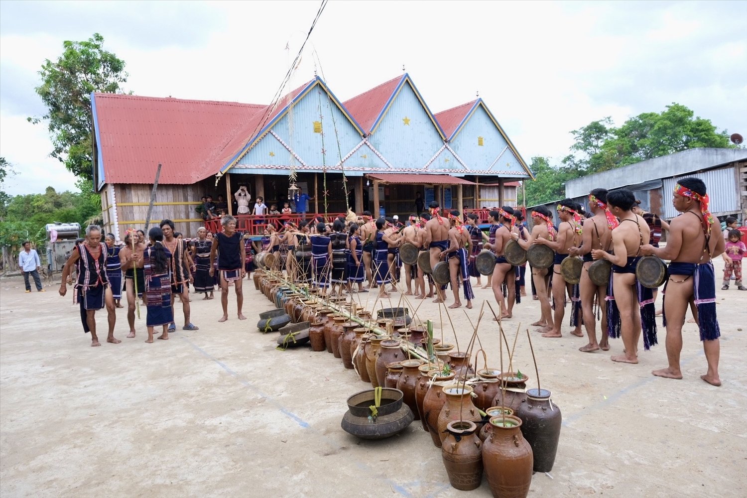 Đồng bào Ba Na làng Hrách cùng nhau tổ chức Lễ Sơmă Kơcham (mừng năm mới) tại nhà rông của làng. (Ảnh Báo Dân Tộc)