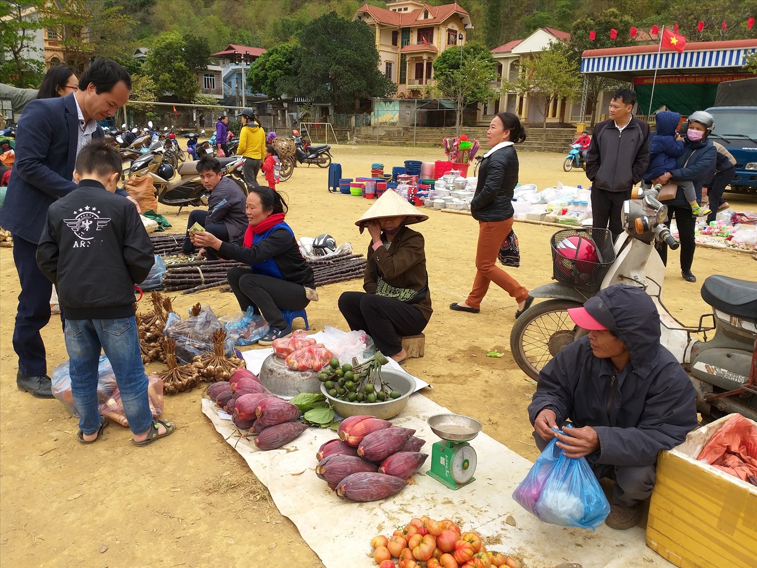 Đồng bào Thái bày bán sản vật ở chợ phiên. (Ảnh Báo Dân Tộc)