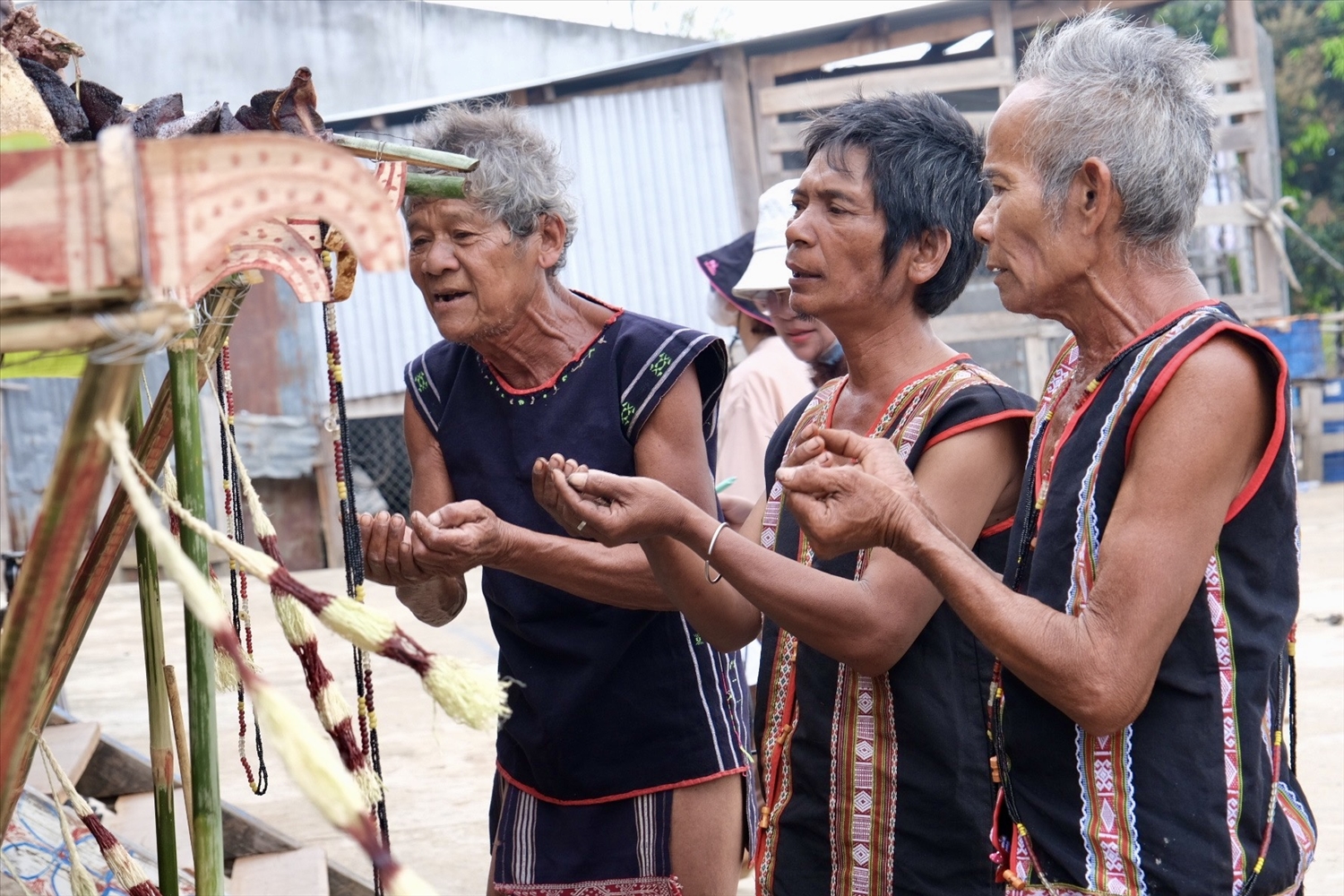 Hội đồng già làng chủ trì thực hiện các nghi thức cổ truyền của Lễ Sơmă Kơcham. (Ảnh Báo Dân Tộc)