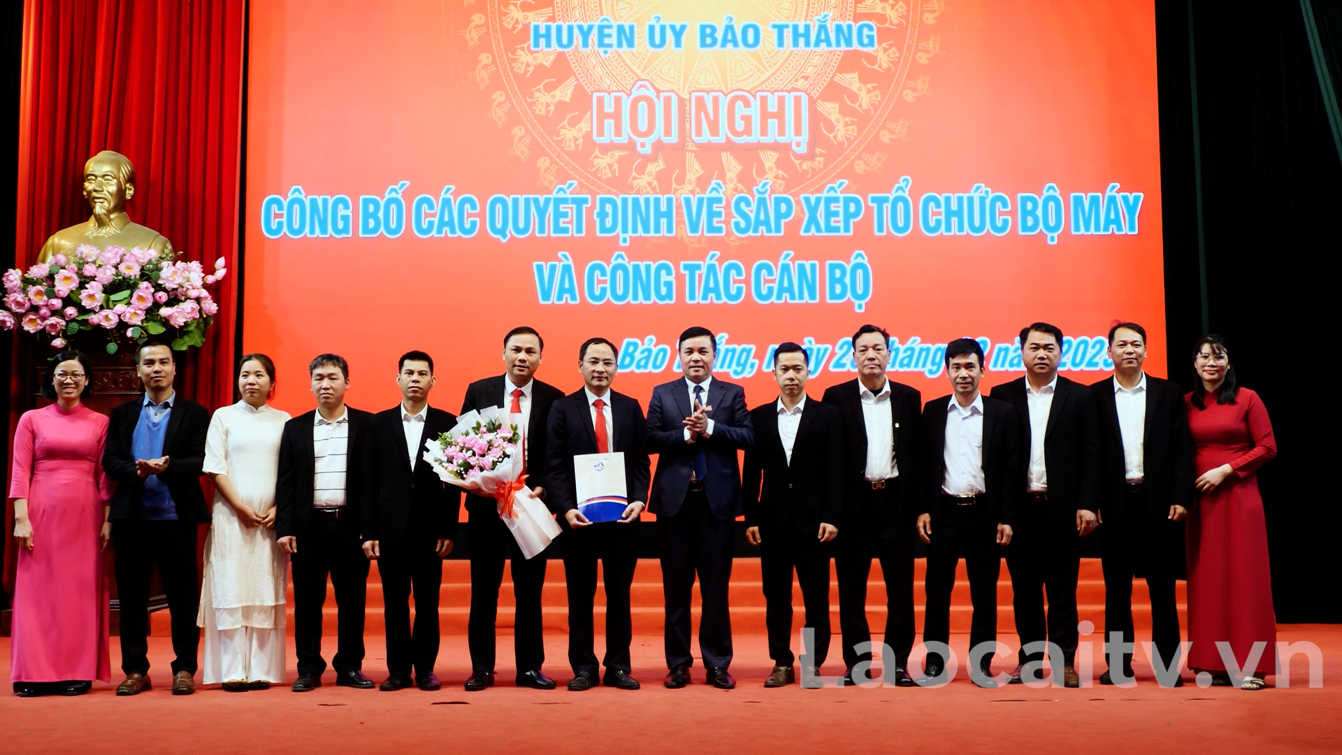 Huyện Bảo Thắng công bố các quyết định liên quan đến công tác sáp nhập (ảnh truyền hình Lào Cai)