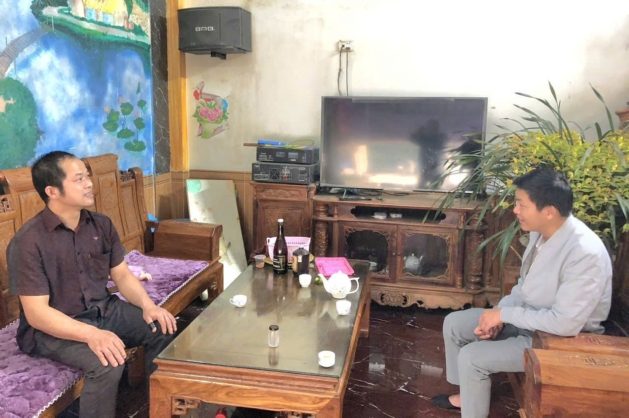 Giáo dân Quang Kim đoàn kết, chung tay xây dựng bản làng phát triển 2 Không chỉ làm giàu cho gia đình, anh Tẩn A Sểnh (bên trái ảnh), Trưởng giáo điểm công giáo Quang Kim còn nhiệt tình giúp nhiều hộ nghèo trong xã, trong huyện xây dựng nhà cửa ổn định đời sống. (Ảnh Báo Dân Tộc)