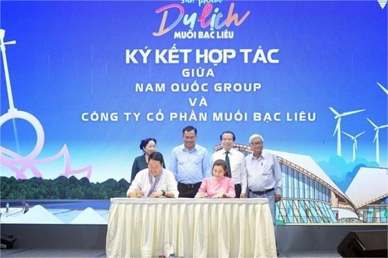 Ký hết hợp tác giữa các doanh nghiệp sản xuất, tiêu thu liên quan quan đến nghề làm muối. (Ảnh Báo Dân Tộc)