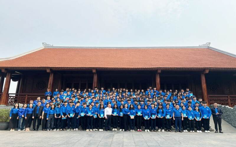 Thành phố Lào Cai: Gần 1.000 đoàn viên mới được kết nạp tại các địa chỉ đỏ 3 Lễ kết nạp đoàn viên mới tại Nhà lưu niệm Chủ tịch Hồ Chí Minh, phường Lào Cai, thành phố Lào Cai. (Ảnh Báo Đại Biểu Nhân Dân)