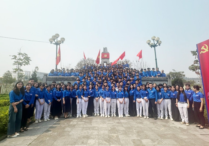 Thành phố Lào Cai: Gần 1.000 đoàn viên mới được kết nạp tại các địa chỉ đỏ 4 Lễ kết nạp đoàn viên tại các địa chỉ đỏ nhằm tăng cường giáo dục truyền thống, đạo đức cách mạng cho thanh niên. (Ảnh Báo Đại Biểu Nhân Dân)