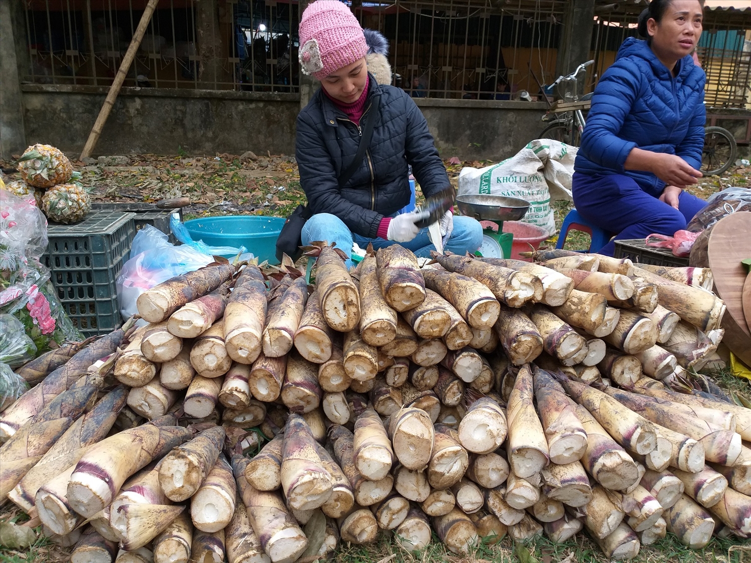 Măng vầu, sản vật không thể thiếu ở chợ phiên Mai Châu. (Ảnh Báo Dân Tộc)