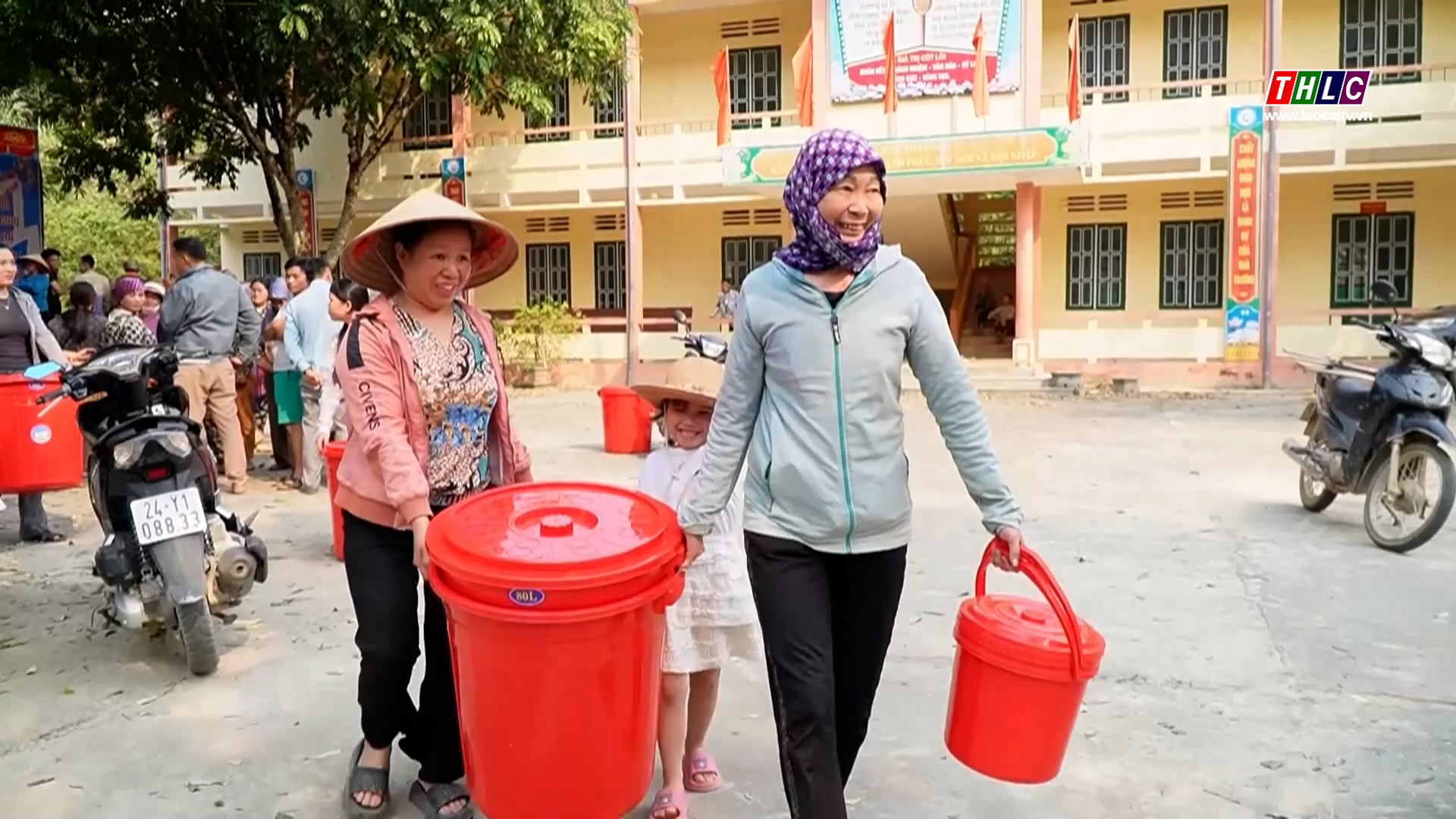 Mon do thiet yeu duoc trao tan tay ba con vung lu Nam Tong xa Nam Luc huyen Bac Ha.253