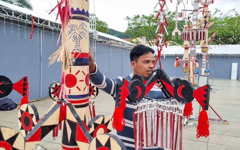 Nghệ thuật trang trí cây nêu của người Co – Di sản văn hóa độc đáo 3 Một cây nêu được trang trí rất công phu. (Ảnh Báo Dân Tộc)
