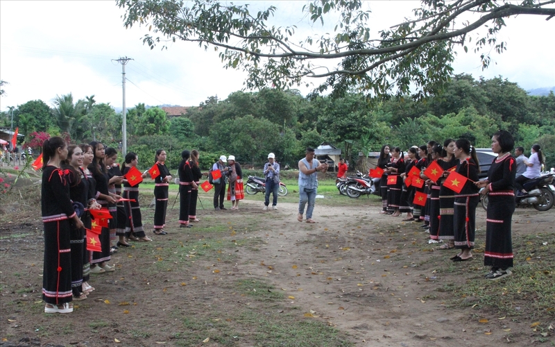 Nguoi dan buon Pai Ar mac trang phuc truyen thong chao don dai bieu den du Le cung ben nuoc 46773 1