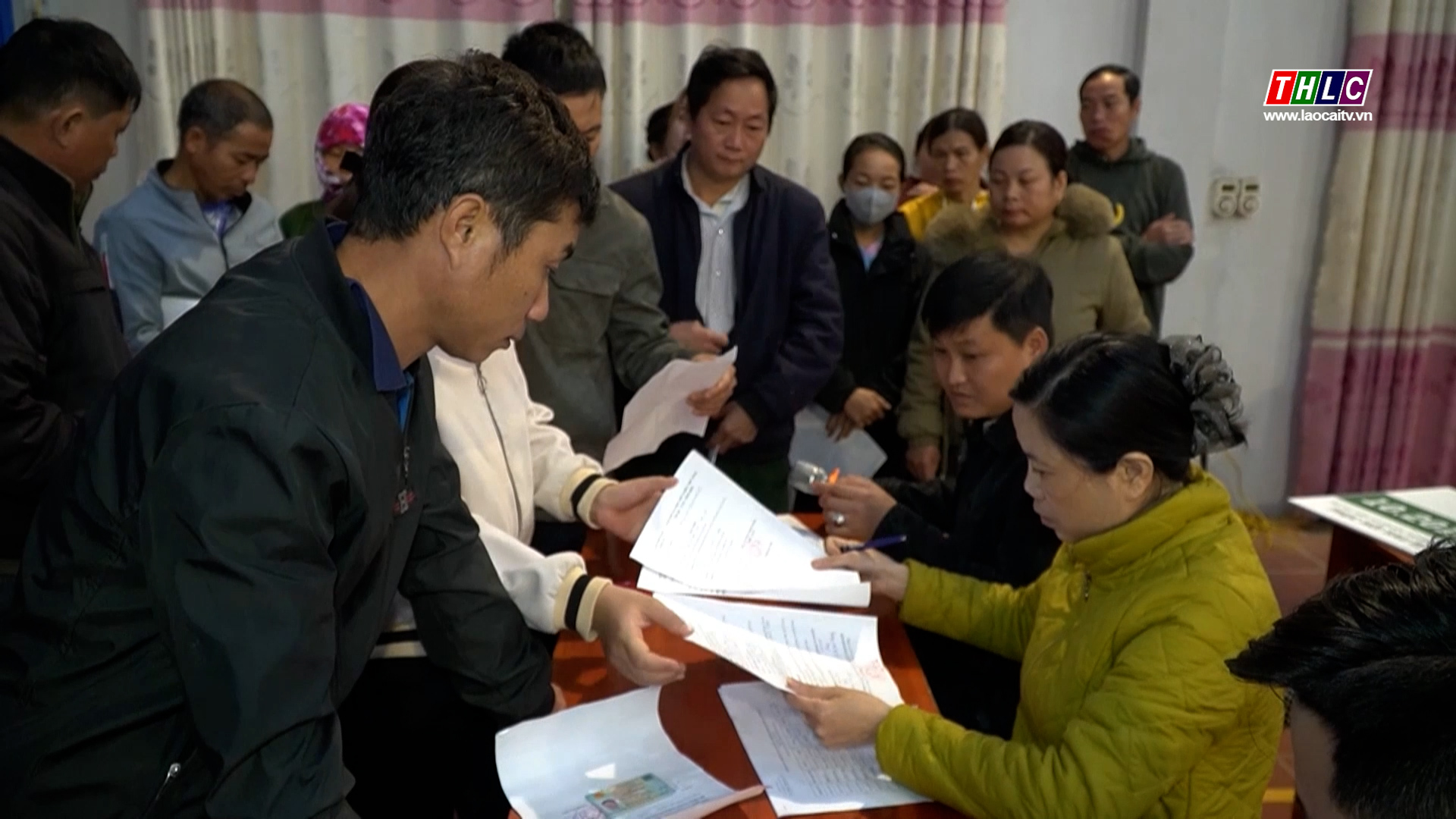 Ý nghĩa các dự án nhân đạo hướng về bà con vùng lũ 6 Người dân chịu ảnh hưởng của hoàn lưu cơn bão số 3 nhận tiền hỗ trợ từ dự án do Hội Chữ thập đỏ kết nối (ảnh truyền hình Lào Cai)