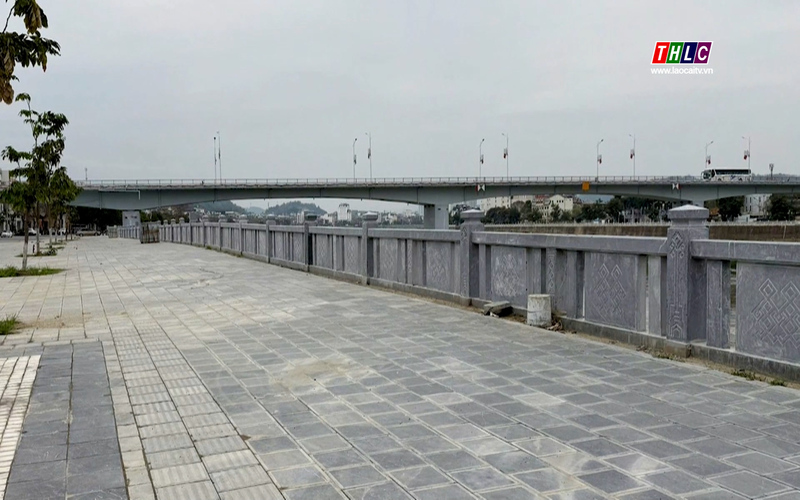 Khắc phục lan can đá hỏng tại đường An Dương Vương: Nhà thầu chịu hoàn toàn chi phí 2 Nhà thầu thi công phải chịu 100% kinh phí khắc phục lan can đá hỏng tại đường An Dương Vương. (Ảnh Truyền Hình Lào Cai)