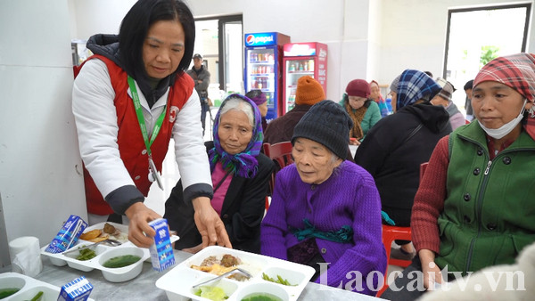 Những suất cơm miễn phí có ý nghĩa động viên rất lớn đối với những bệnh nhân nghèo (ảnh truyền hình Lào Cai)