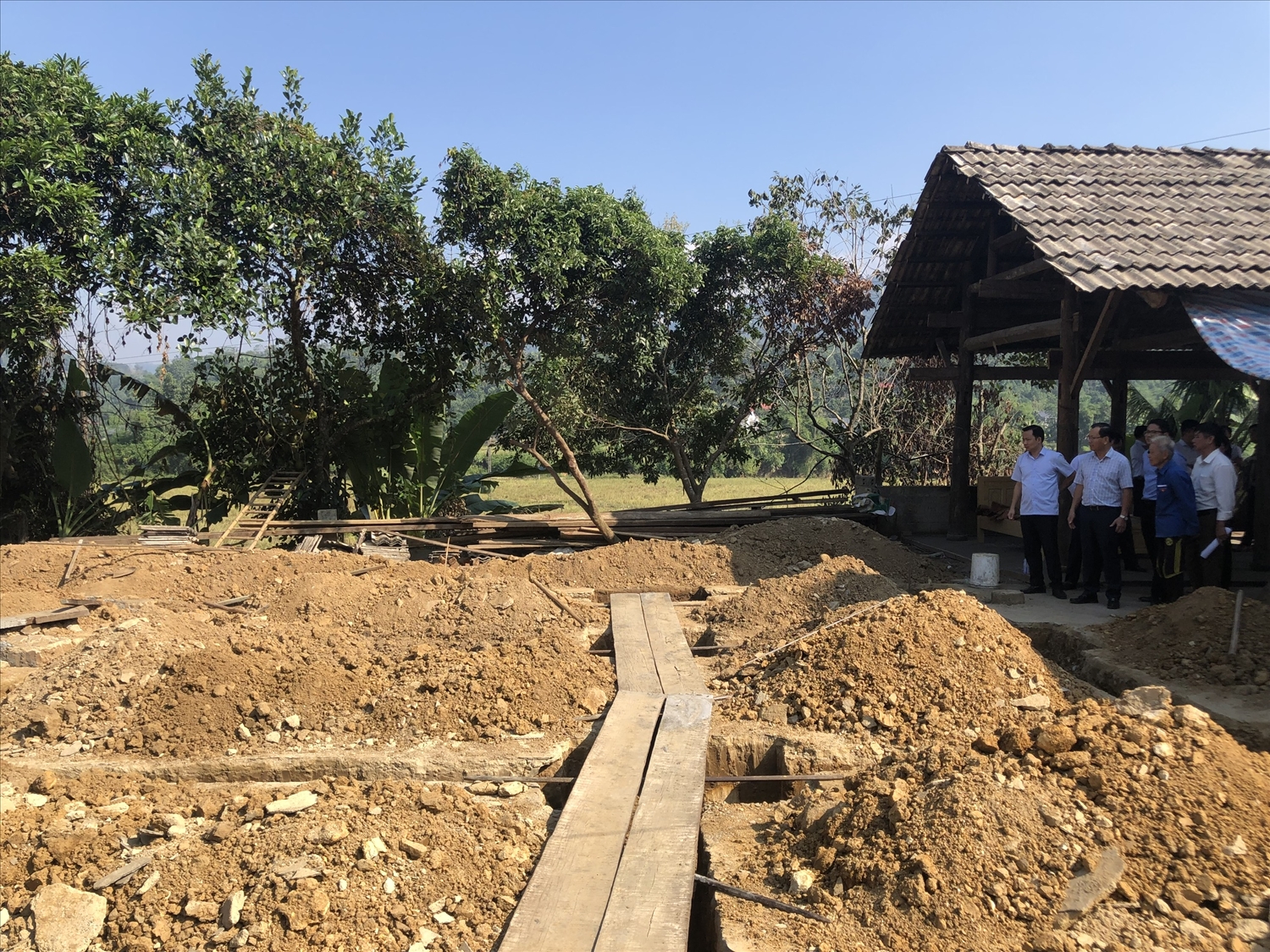 Lào Cai tập trung nguồn lực khẩn trương xóa nhà tạm, nhà dột nát trước tháng 5/2025 3 Ông Hoàng Quốc Khánh, Phó Chủ tịch Thường trực UBND tỉnh Lào Cai (thứ 2 từ trái qua) kiểm tra tiến độ xóa nhà tạm, nhà dột nát tại huyện Văn Bàn (ảnh Báo Dân Tộc)