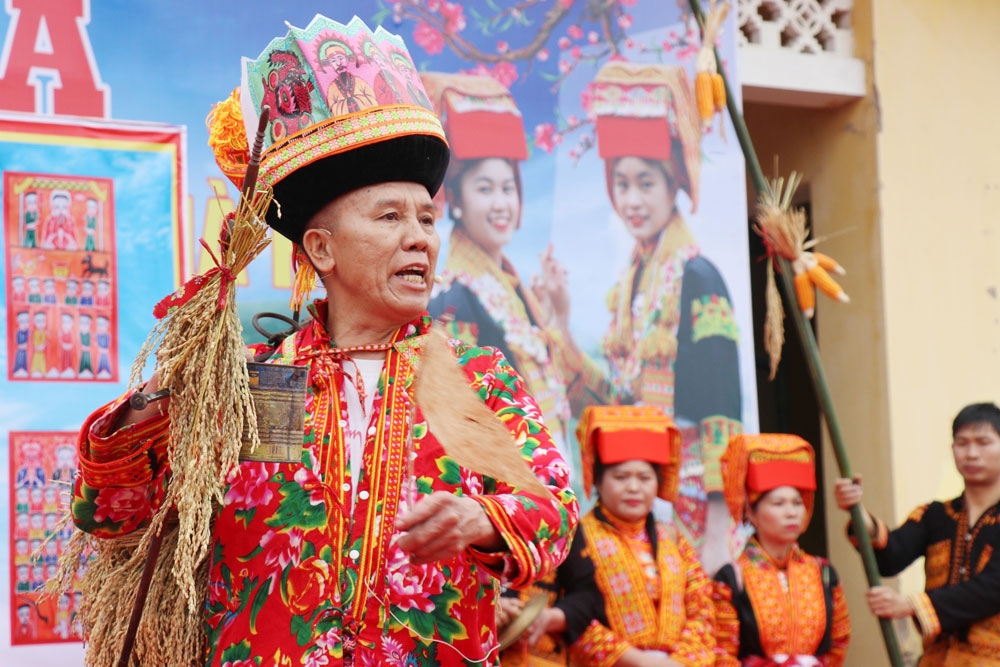 Ông Triệu Sinh Học, Người có uy tín thôn Nà Hin trong phần lễ cúng cầu mùa. (Ảnh Báo Dân Tộc)