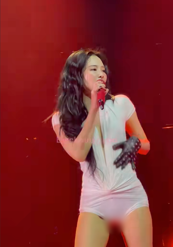 Outfit màu trắng cùng chất vải mỏng bó sát đã tạo nên đường hằn kém duyên cho Jennie