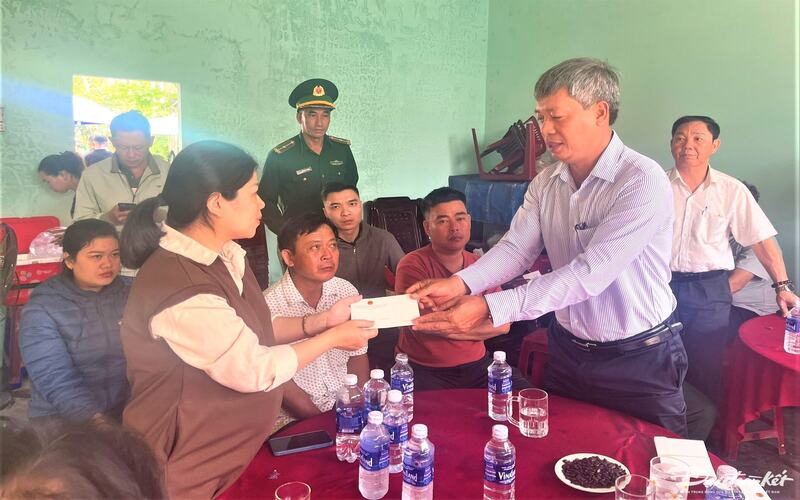 Quảng Nam: hỗ trợ ngư dân và gia đình có người gặp nạn trên biển 2 Phó Chủ tịch UBND tỉnh Quảng Nam Hồ Quang Bữu thăm hỏi, hỗ trợ cho gia đình ngư dân tử vong trên biển. (Ảnh Báo Đại Đoàn Kết)