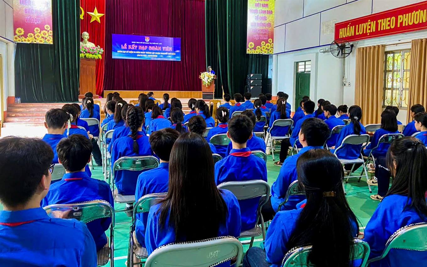 Thị trấn Bát Xát: Kết nạp 70 đoàn viên mới nhân dịp kỷ niệm 94 năm thành lập Đoàn TNCS Hồ Chí Minh 5 Quang cảnh buổi lễ. (Ảnh Truyền Hình Bát Xát)