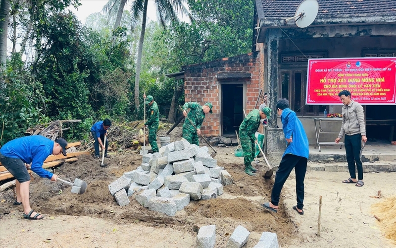 Thanh niên Bình Định giúp người dân đào móng, xây dựng nhà mới. (Ảnh Báo Dân Tộc)