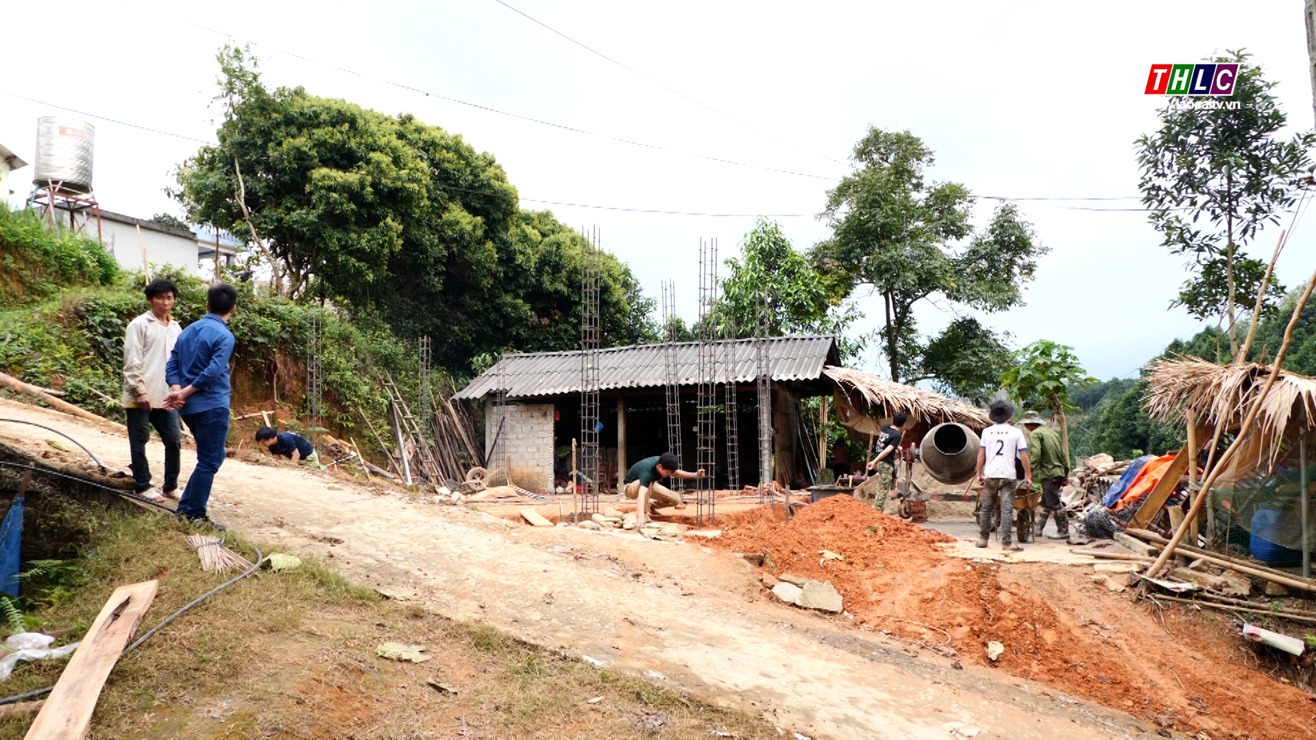 Văn Bàn: Hoàn thành xóa nhà tạm, nhà dột nát đúng đối tượng, đảm bảo tiến độ và chất lượng 6 Thành viên Ban chỉ đạo xã thường xuyên theo dõi, đôn đốc tiến độ thi công (ảnh truyền hình Lào Cai)