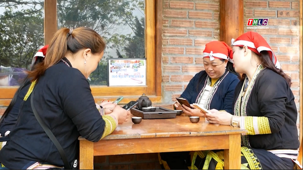 Sa Pa triển khai mã QR cho toàn bộ thủ tục hành chính, thúc đẩy chính quyền số 4 Thị xã Sa Pa triển khai gắn mã QR cho toàn bộ thủ tục hành chính ở 2 cấp huyện và xã (ảnh truyền hình Lào Cai)