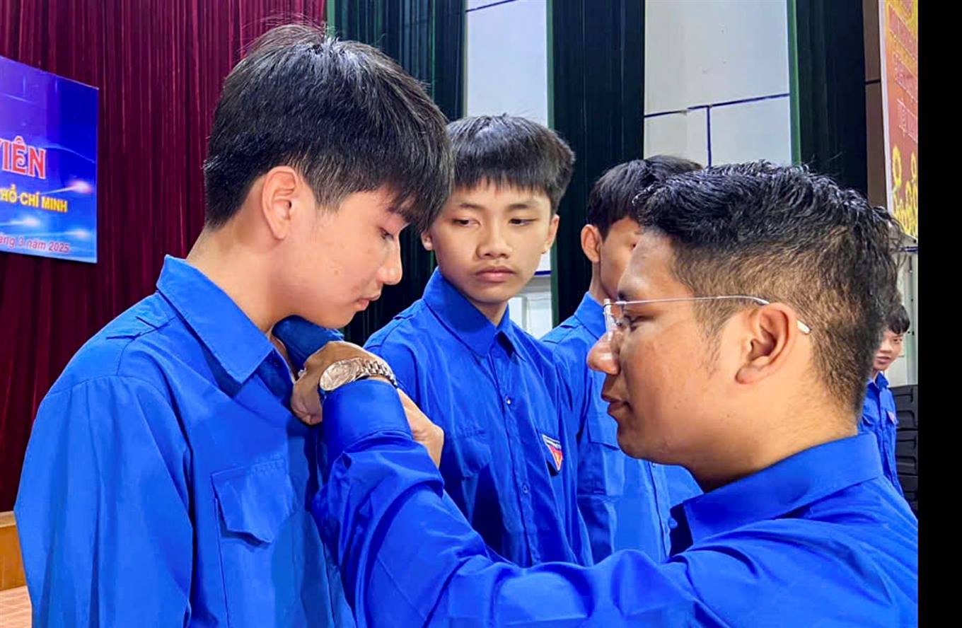 Trao so va gan the Doan cho cac doan vien moi 6588