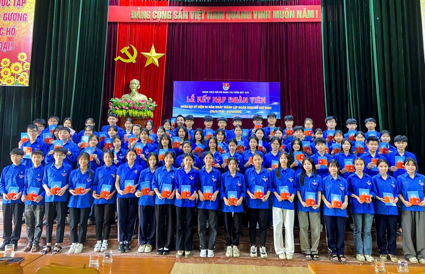 Thị trấn Bát Xát: Kết nạp 70 đoàn viên mới nhân dịp kỷ niệm 94 năm thành lập Đoàn TNCS Hồ Chí Minh 8 Trao sổ và gắn thẻ Đoàn cho các đoàn viên mới. (Ảnh Truyền Hình Bát Xát)