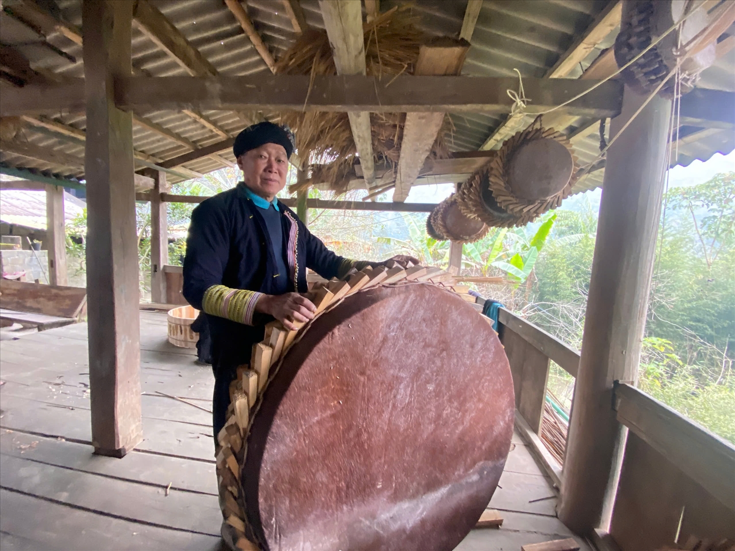 Trống nêm là nhạc khí thiêng, không thể thiếu trong mọi nghi lễ quan trọng của người Dao đỏ. (Ảnh Báo Dân Tộc)