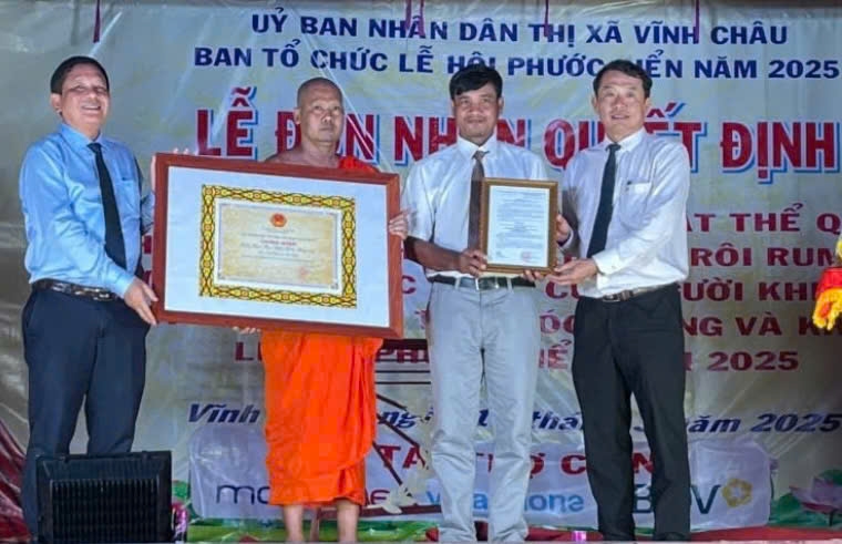 Bí thư Thị ủy Vĩnh Châu Dương Sà Kha (bìa trái) và Phó Chủ tịch UBND tỉnh Sóc Trăng Nguyễn Văn Khởi (bìa phải) trao Chứng nhận Lễ hội Chrôi Rum Chếk (Phước Biển) được đưa vào Danh mục Di sản văn hóa phi vật thể quốc gia. (Ảnh Báo Dân Tộc)