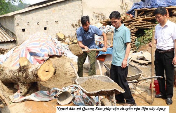 Bát Xát tăng tốc xóa nhà tạm, nhà dột nát 2 Người dân xã Quang Kim giúp vận chuyển vật liệu xây dựng. (Ảnh Truyền Hình Bát Xát)