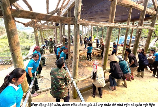 Bát Xát tăng tốc xóa nhà tạm, nhà dột nát 3 Huy động hội viên, đoàn viên tham gia hỗ trợ tháo dỡ nhà vận chuyển vật liệu. (Ảnh Truyền Hình Bát Xát)
