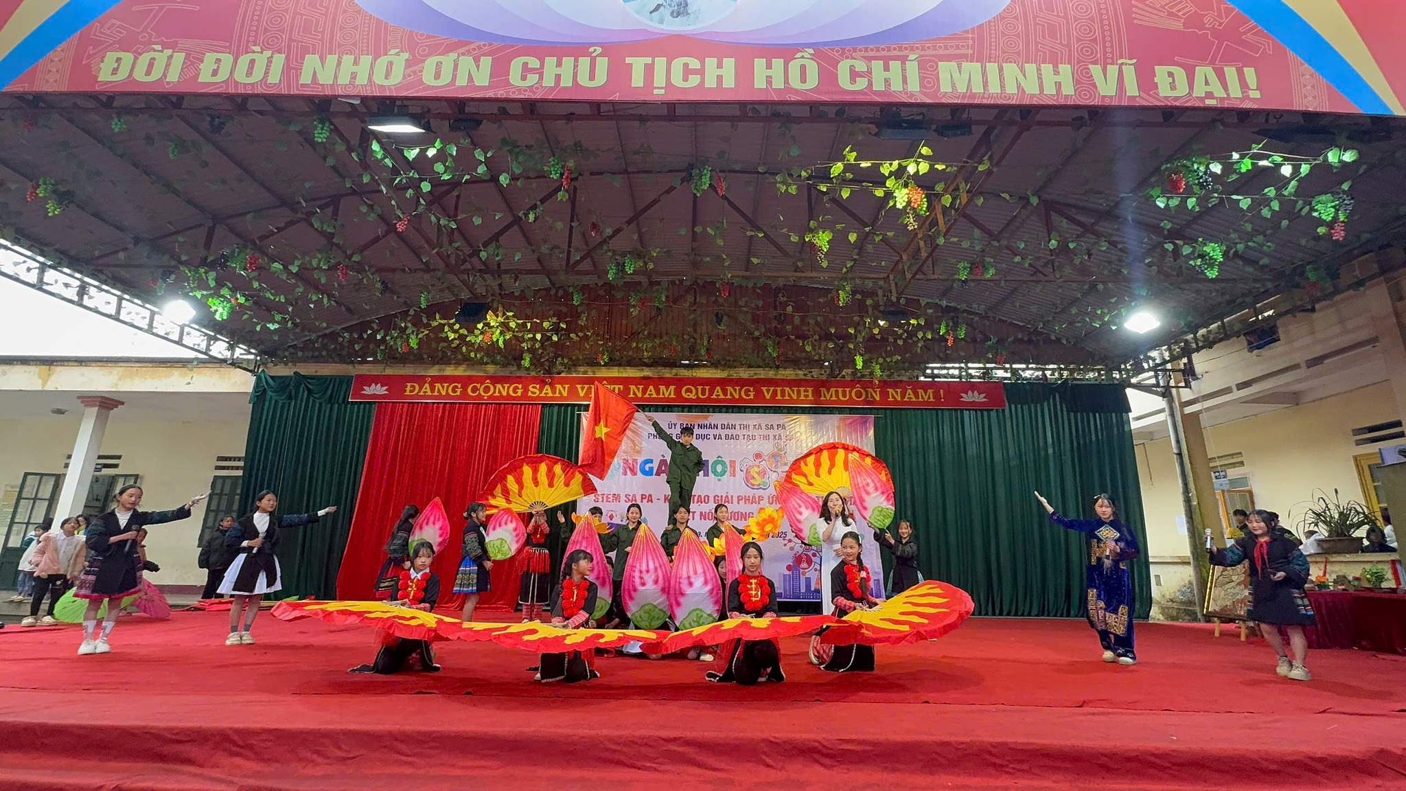 Sa Pa tổ chức Ngày hội STEM 2025: Sáng tạo giải pháp ứng phó thiên tai 7 Ngày hội STEM 2025 với chủ đề “STEM Sa Pa - Kiến tạo giải pháp ứng phó thiên tai - Kết nối tương lai”. (Ảnh Truyền Hình Sa Pa)