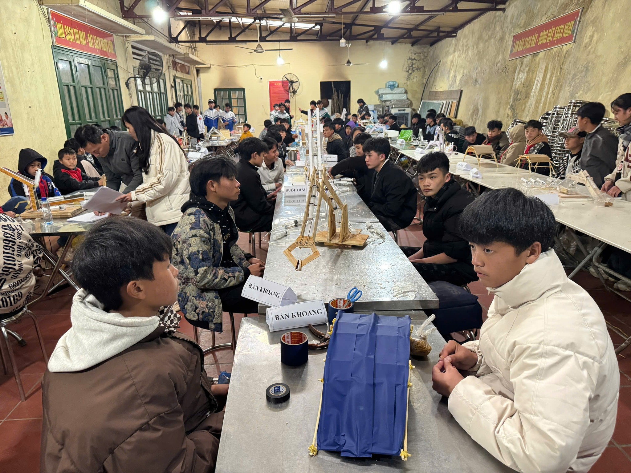 Sa Pa tổ chức Ngày hội STEM 2025: Sáng tạo giải pháp ứng phó thiên tai 10 Học sinh tham gia chương trình được trải nghiệm nhiều phần thi hấp dẫn, mang tính ứng dụng cao. (Ảnh Truyền Hình Sa Pa)