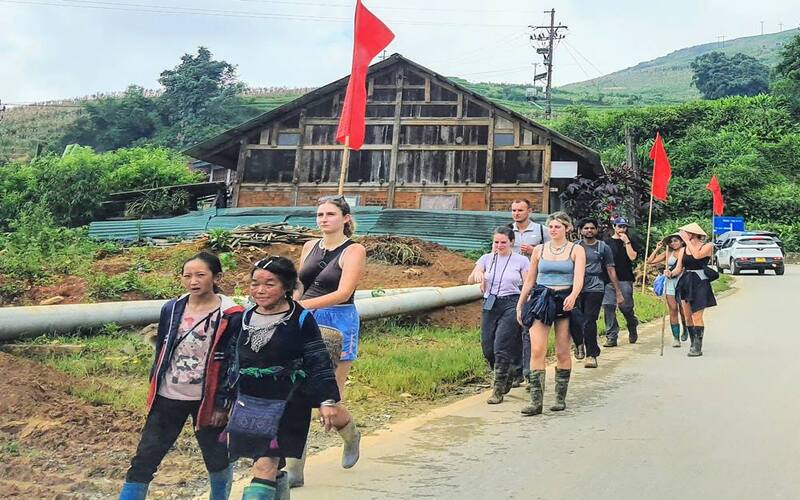 Khách du lịch đến Lào Cai tăng mạnh khiến doanh thu dịch vụ tiêu dùng tăng. (Ảnh Cổng TTĐT tỉnh Lào Cai)