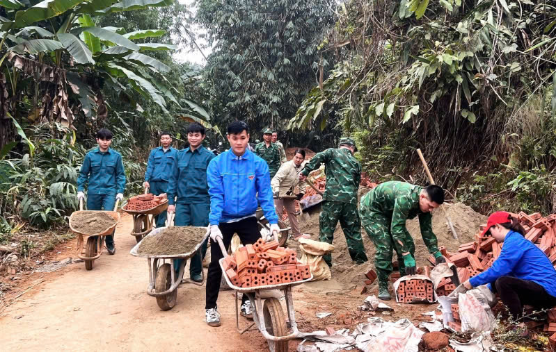 Việc hỗ trợ ngày công của các đoàn thể đã giúp cho việc triển khai thực hiện xóa nhà tạm, nhà dột nát ở Bát Xát được thuận lợi. (Ảnh Truyền Hình Bát Xát)