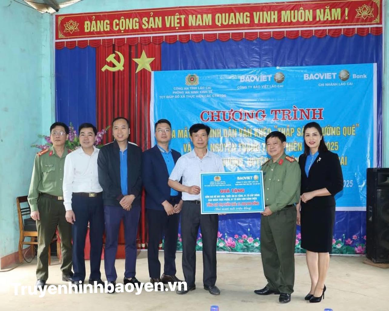 Ra mắt mô hình Thắp sáng đường quê và hoạt động tình nguyện Tháng Thanh niên tại Xuân Thượng 2 Tại buổi ra mắt, đoàn công tác đã trao tặng cho trường Phổ thông dân tộc bán trú tiểu học Xuân Thượng. (Ảnh Truyền Hình Bảo Yên)