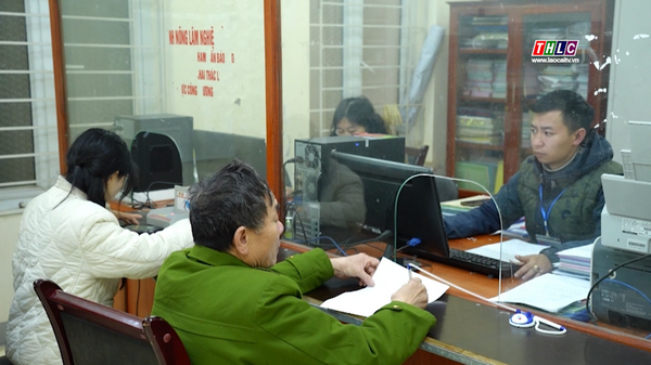 Sa Pa triển khai mã QR cho toàn bộ thủ tục hành chính, thúc đẩy chính quyền số 2 Chị Lìu Thị Nga đến bộ phận tiếp nhận và trả kết quả làm thủ tục rất nhanh chóng (ảnh truyền hình Lào Cai)