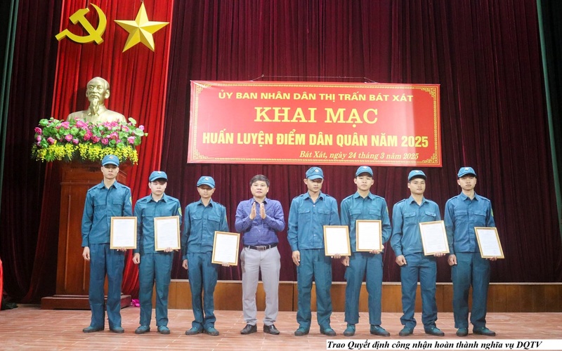 Thị trấn Bát Xát tổ chức huấn luyện điểm Dân quân tự vệ năm 2025 6 Trao quyết định công nhận hoàn thành nghĩa vụ DQTV. (Ảnh Truyền Hình Bát Xát)