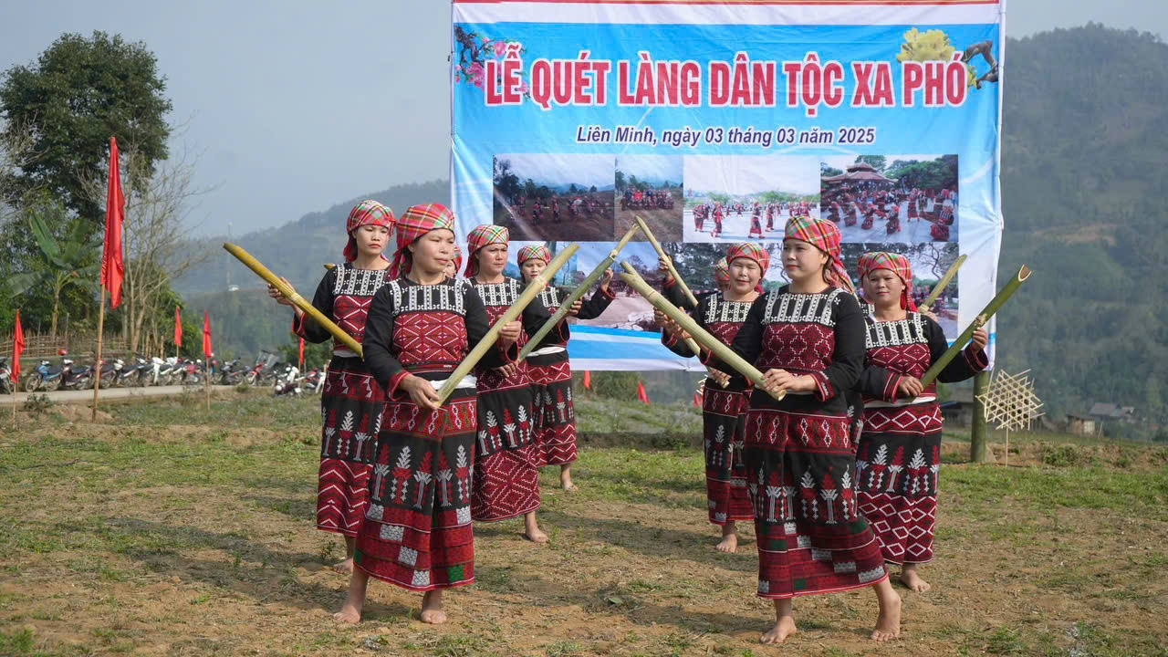 Văn nghệ tại lễ hội (ảnh truyền hình Sa Pa)