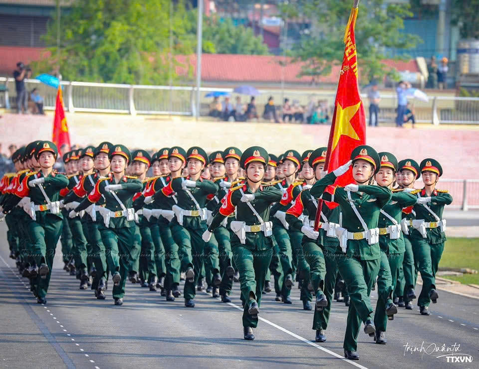 Tuyển chọn nữ dân quân tham gia huấn luyện diễu binh