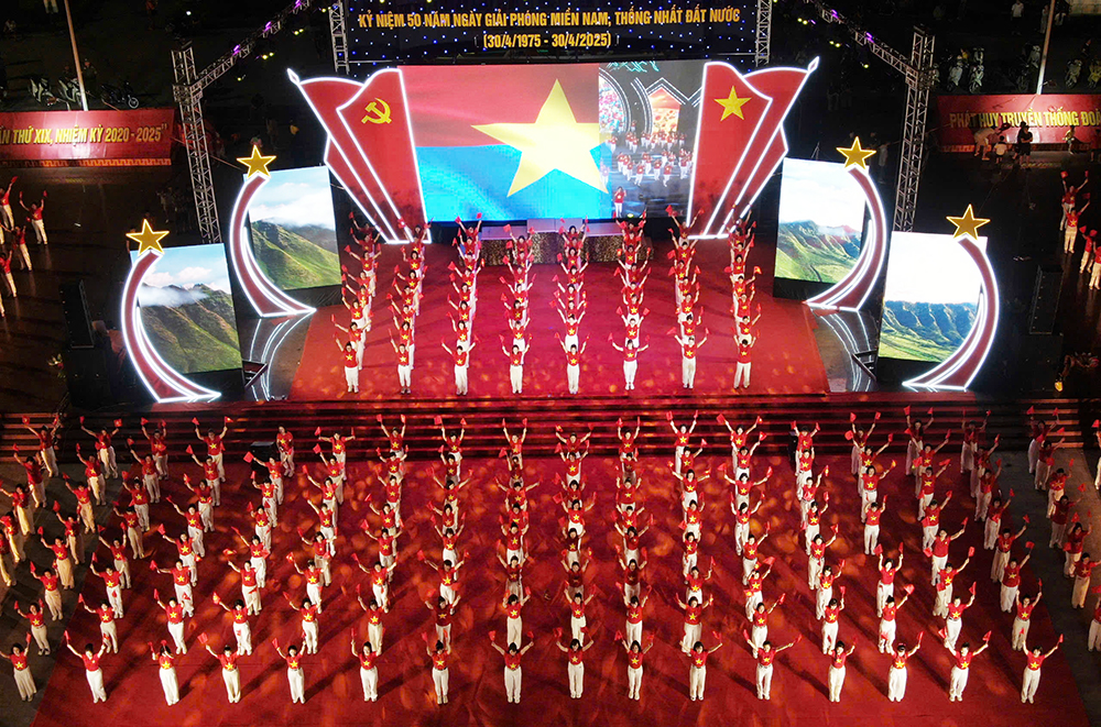 Yên Bái rực rỡ trong đêm nghệ thuật đặc biệt kỷ niệm 50 năm thống nhất đất nước 10 Dân vũ ấn tượng với sự tham gia của hơn 1.500 diễn viên quần chúng đến từ các câu lạc bộ dân vũ trong tỉnh (ảnh CTĐT tỉnh Yên Bái )