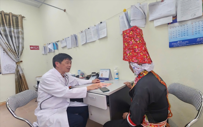 Bac si Vi Van Nong kham tu van cho nguoi dan den kham tai Tram Y te xa 1